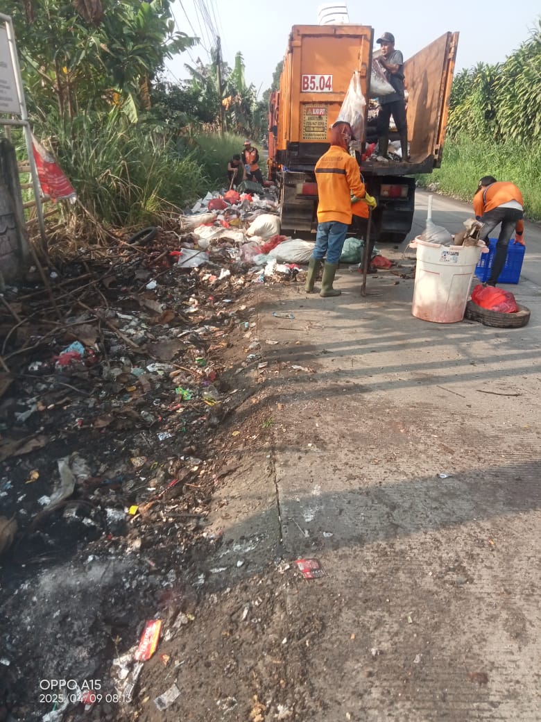 Operasi Bersih Jalan Pasar Ciseeng, Jampang, Kecamatan Kemang, Kabupaten Bogor