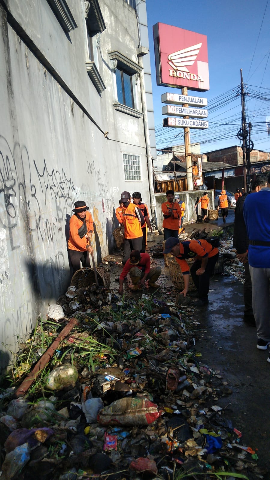Operasi Bersih Jalan Raya Cibanteng, Cihideung Ilir, Kecamatan Ciampea, Kabupaten Bogor