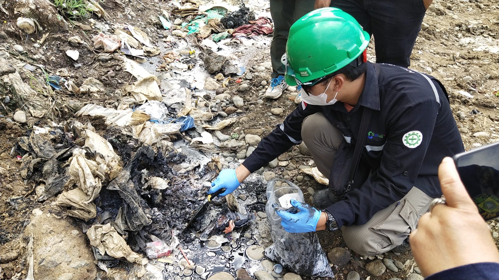 Pemasangan PPHL Line di Lokasi TPA Ilegal Desa Karihkil dan Desa Putat Nutug