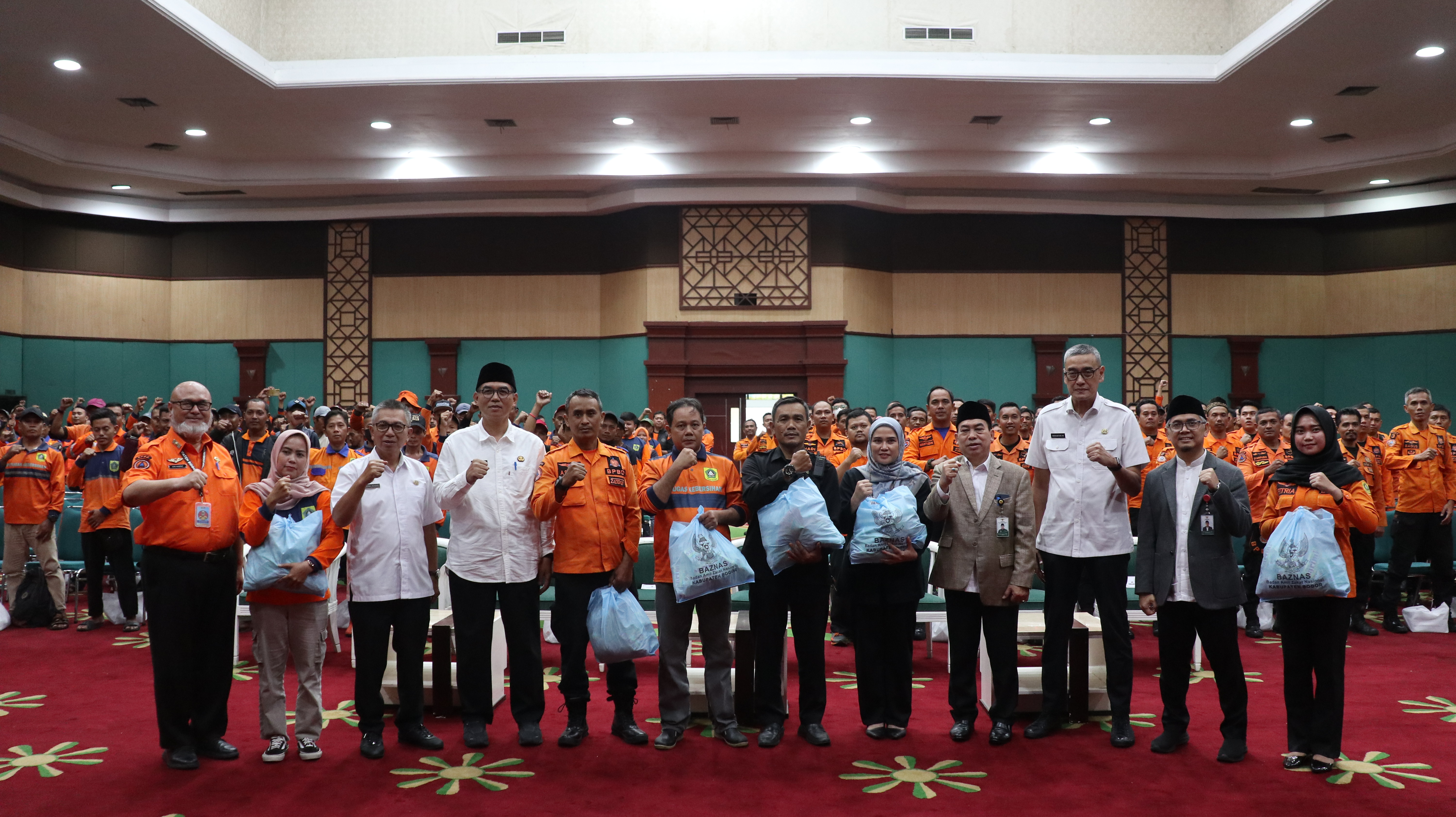 Bupati Bogor, Rudy Susmanto Memberikan Perhatian Khusus Kepada Petugas Lapangan Yang Berdedikasi Melayani Masyarakat