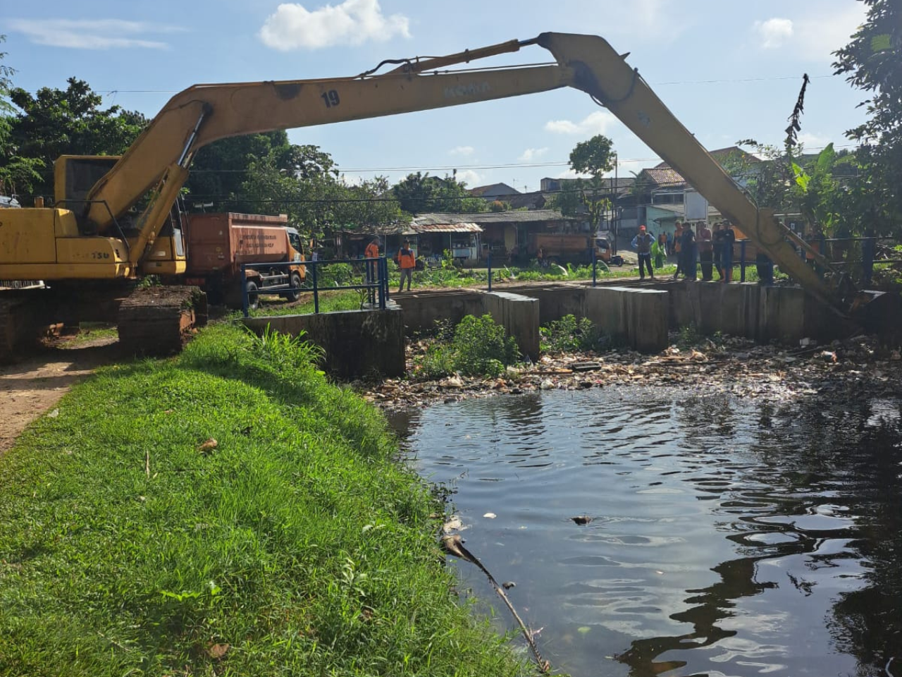 Pembersihan dan Pengangkutan Sampah di Pintu Air Kali Cikaret, Kel. Harapan Jaya, Kec. Cibinong