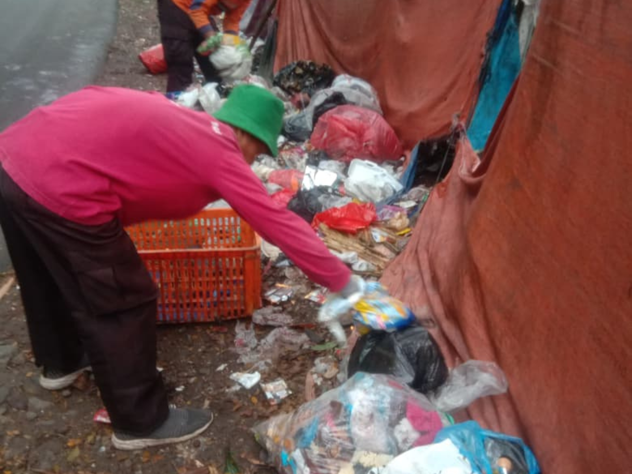 Operasi Bersih di Pertigaan Cilebut, Kecamatan Sukaraja, Kabupaten Bogor