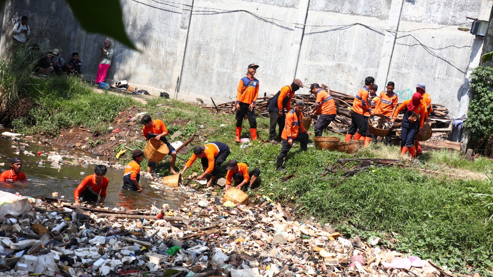 Pembersihan Tumpukan Sampah Di Pintu Air Setu Cikaret