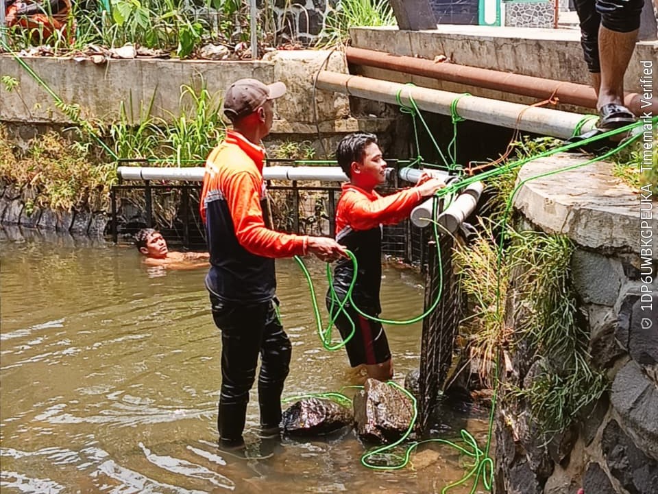 Pemasangan Trash Barrier di Pintu Air Setu Cikaret