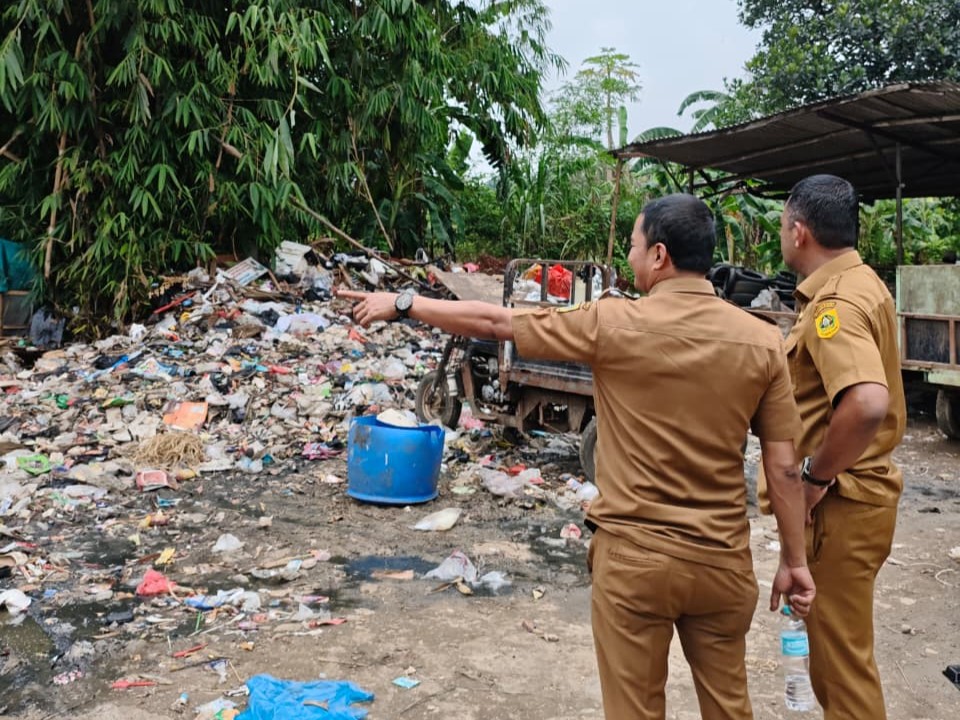 Sidak Pembuangan Sampah Tak Berizin di Kelurahan Karadenan