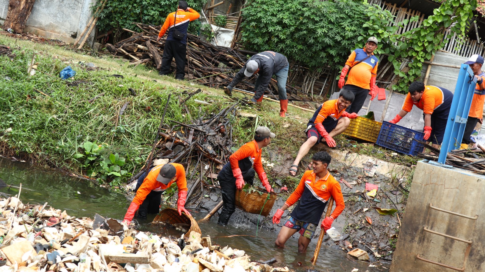 Penanganan Sampah di Dam Rel Setu Cikaret, Kelurahan Harapan Jaya, Kecamatan Cibinong