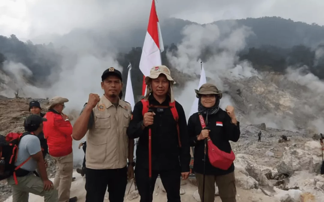 Pengibaran Bendera Merah Putih di Puncak Gunung Salak